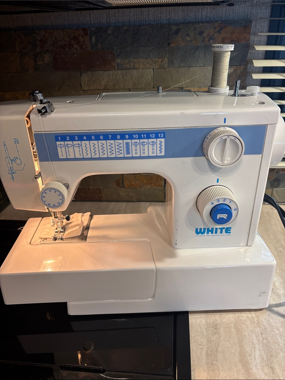 White 1418 Zig Zag Sewing Machine w/ Foot Pedal / Accessories- Heavy Duty- Works